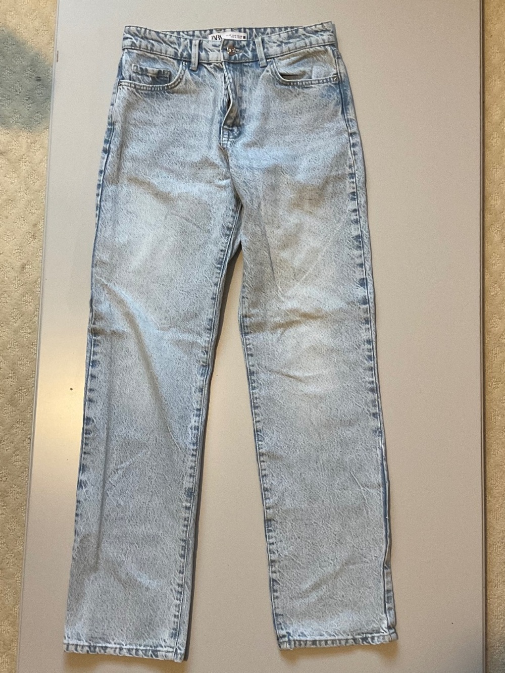 ZARA Size 4 Light wash straight leg jeans in Great Condition